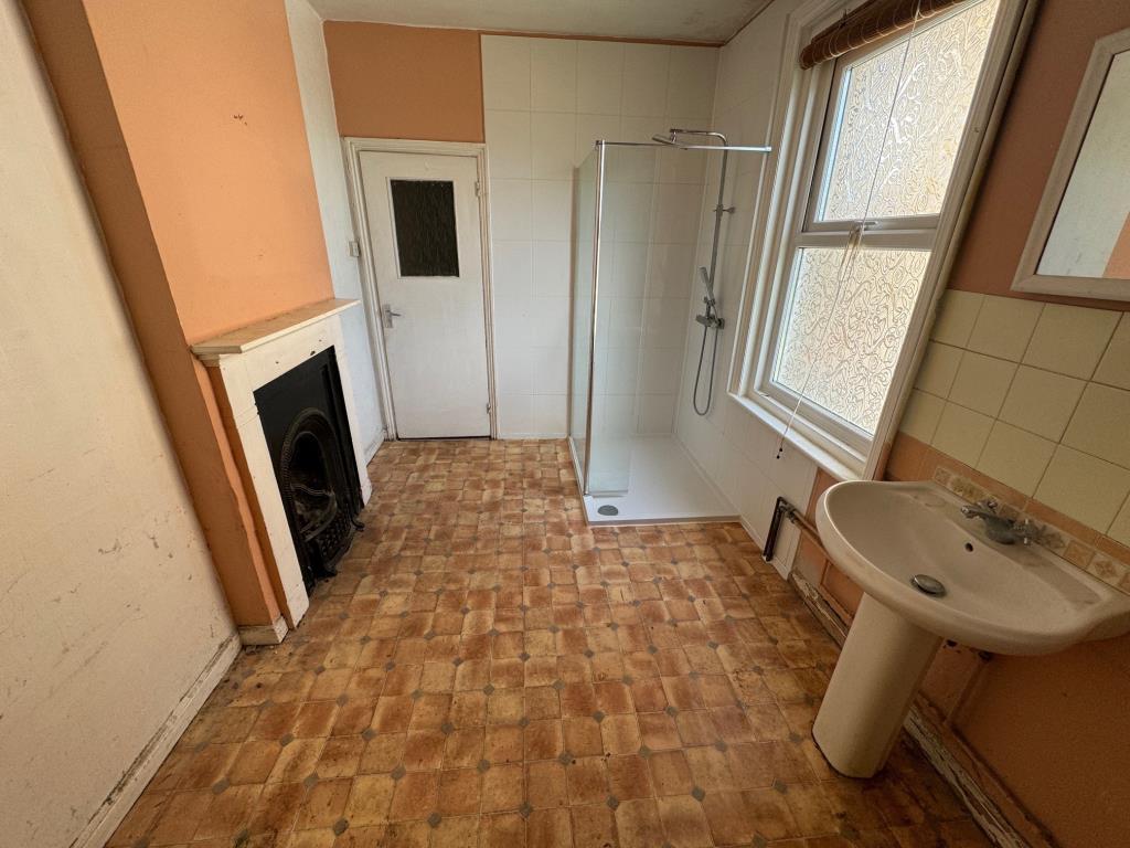 Lot: 31 - TERRACE HOUSE FOR IMPROVEMENT - Shower Room